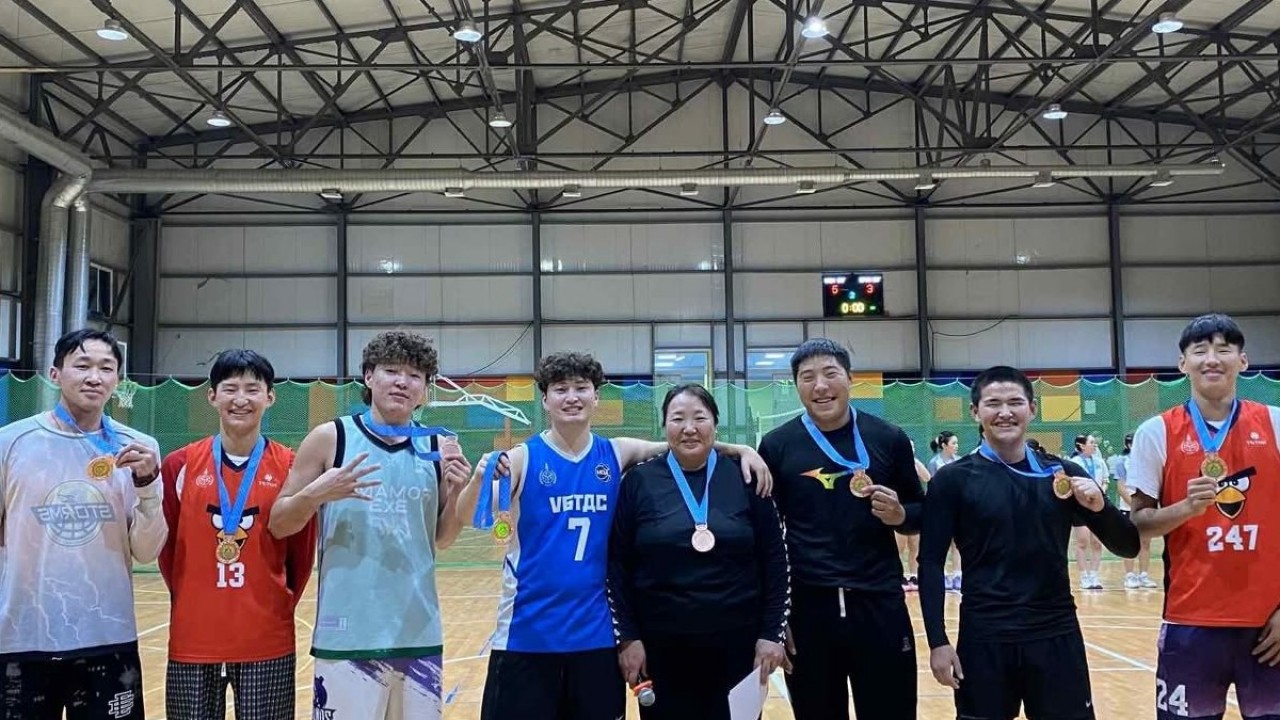 2025-2026 оны хичээлийн жилийн Сургуулийн аварга шалгаруулах Гандболын тэмцээнд эрэгтэй 9 эмэгтэй 4 багийн нийт 100 гаран оюутнууд амжилттай оролцож өндөрлөлөө.